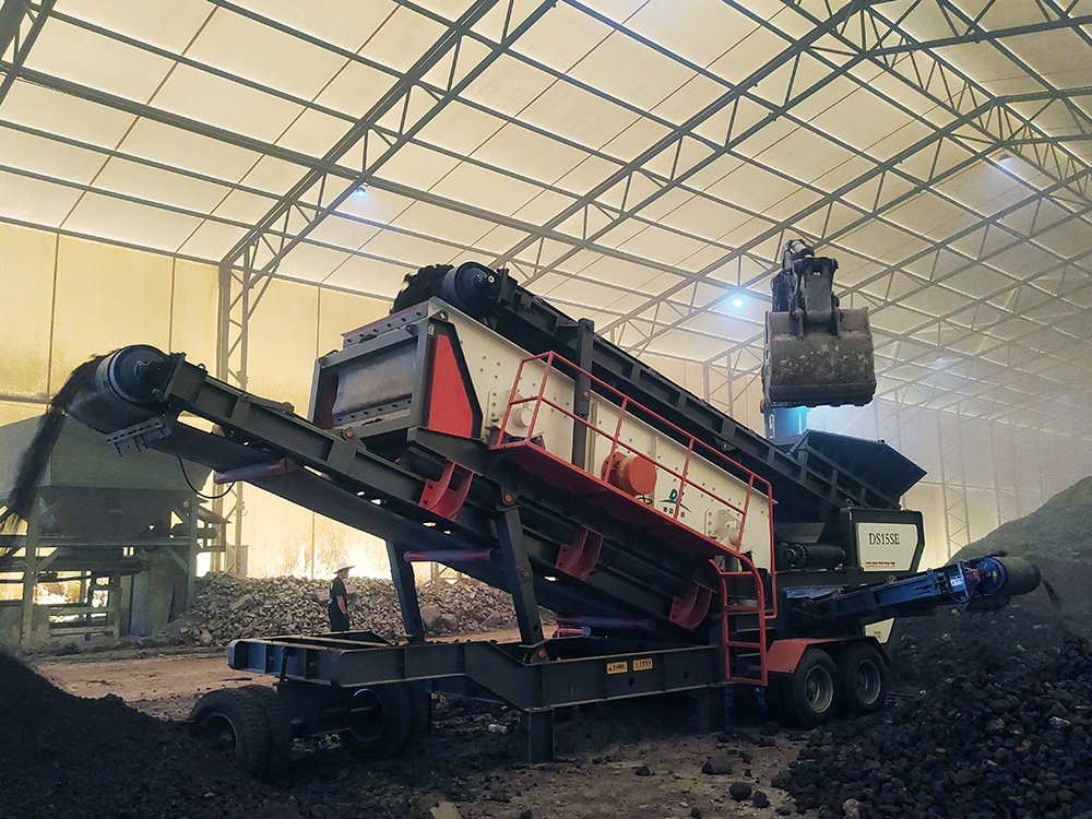 德森移動(dòng)篩分車已在重慶某修復(fù)現(xiàn)場(chǎng)成功運(yùn)行！